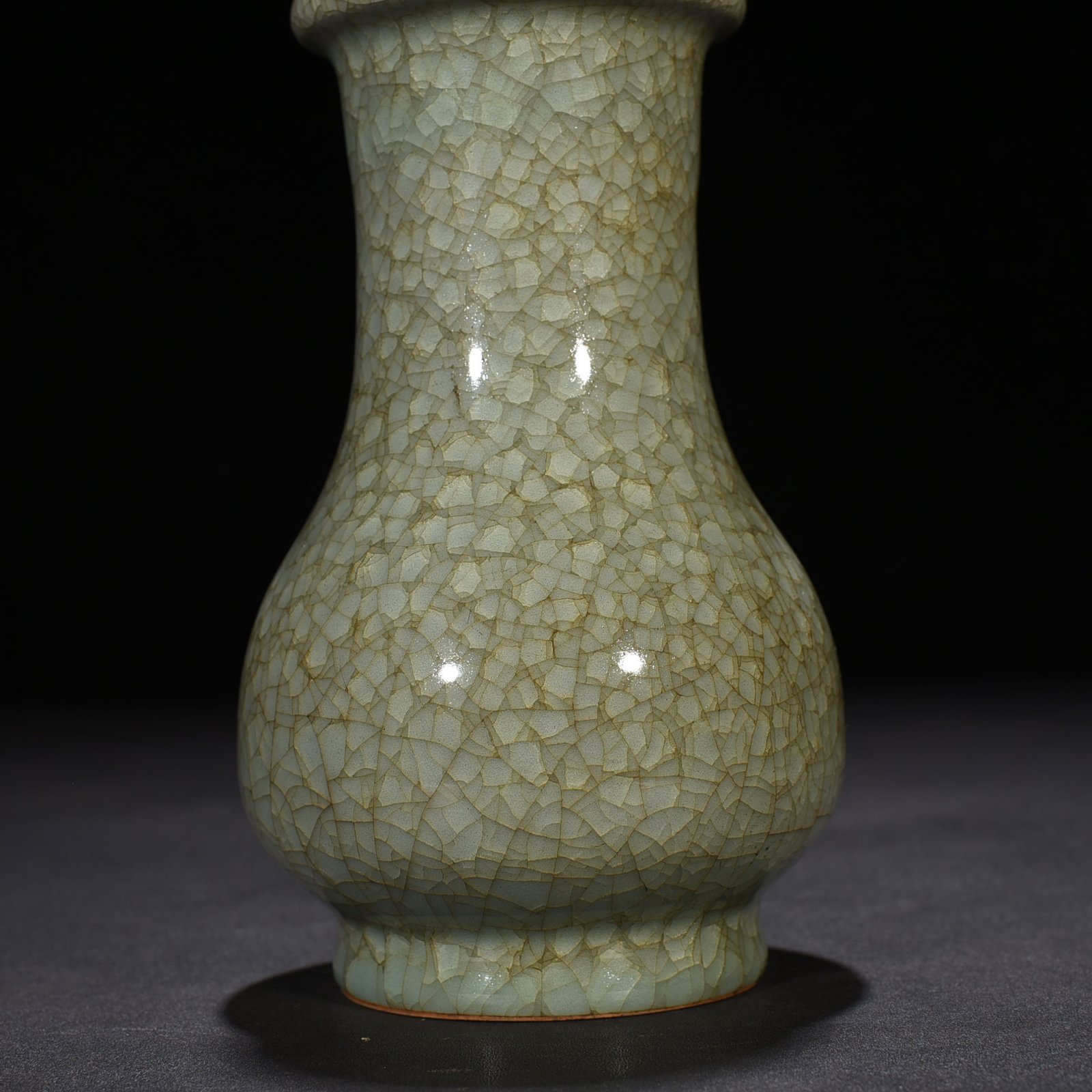 Song Dynasty Longquan official kiln ice cracked plate mouth bottle