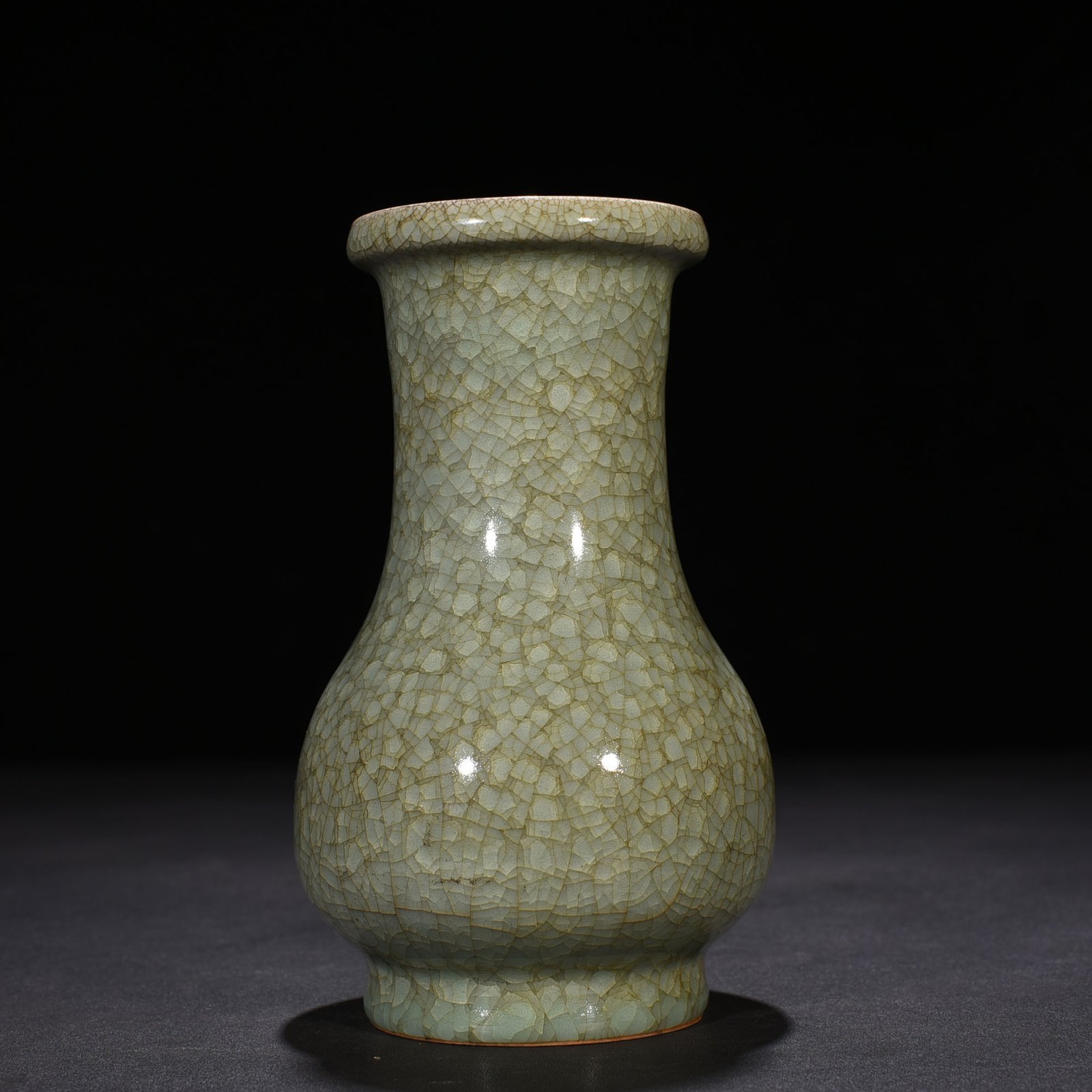 Song Dynasty Longquan official kiln ice cracked plate mouth bottle