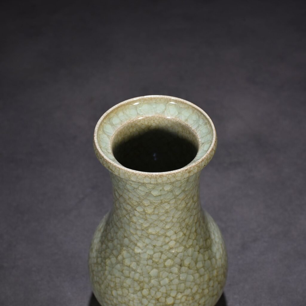 Song Dynasty Longquan official kiln ice cracked plate mouth bottle