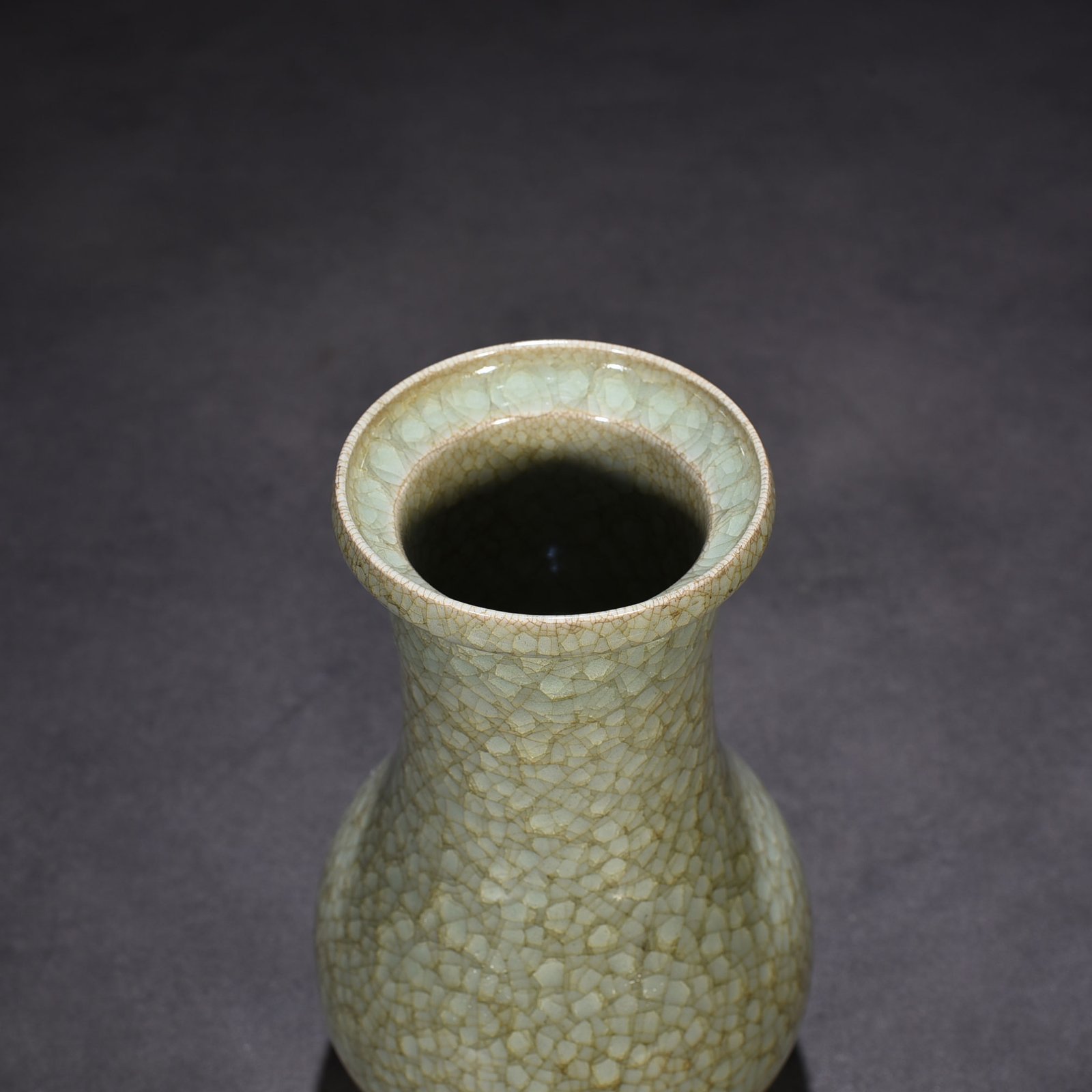 Song Dynasty Longquan official kiln ice cracked plate mouth bottle