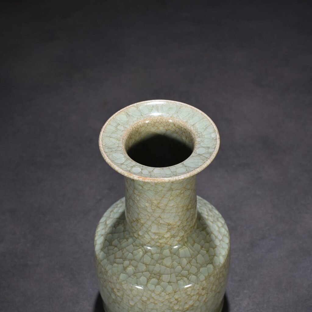 Song Dynasty Longquan official kiln of ice crack plate bottle paper mallet bottle