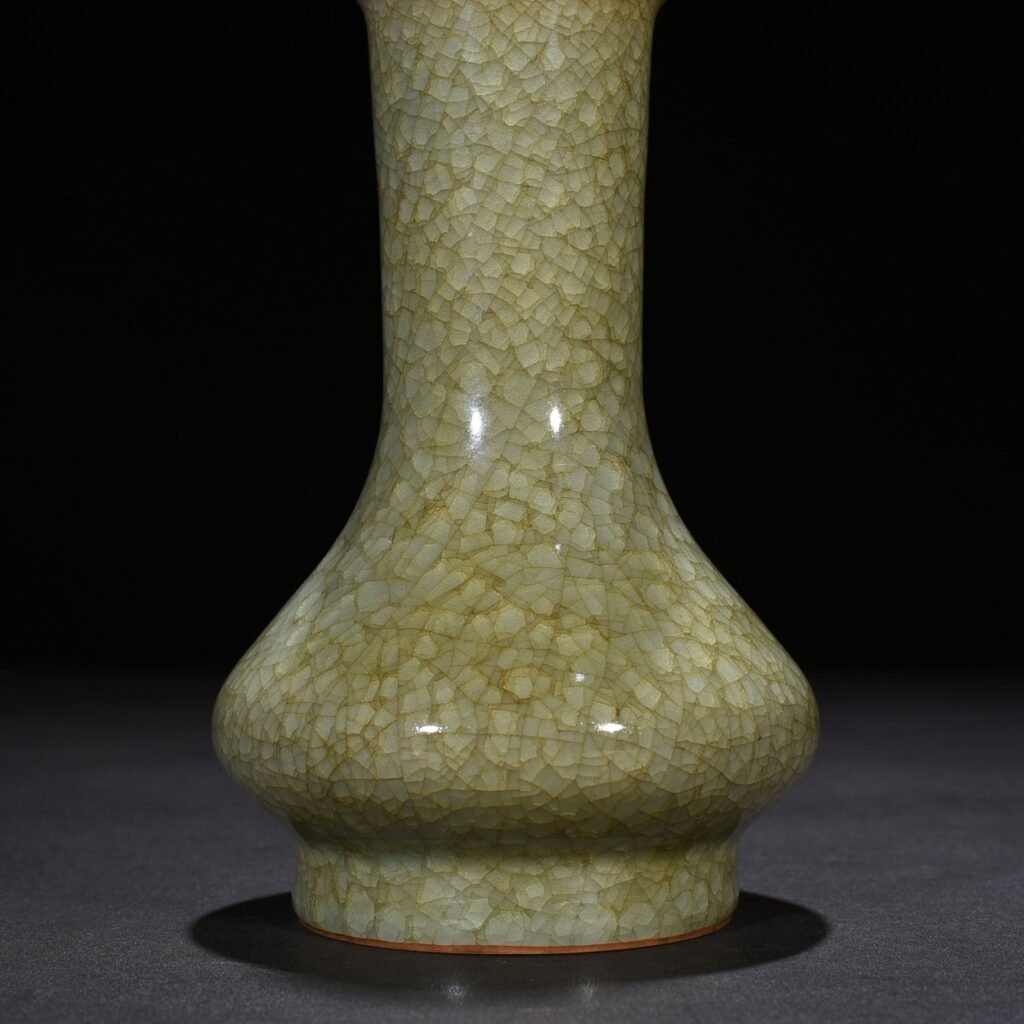 Song Dynasty Longquan official kiln ice cracked straight neck bottle of