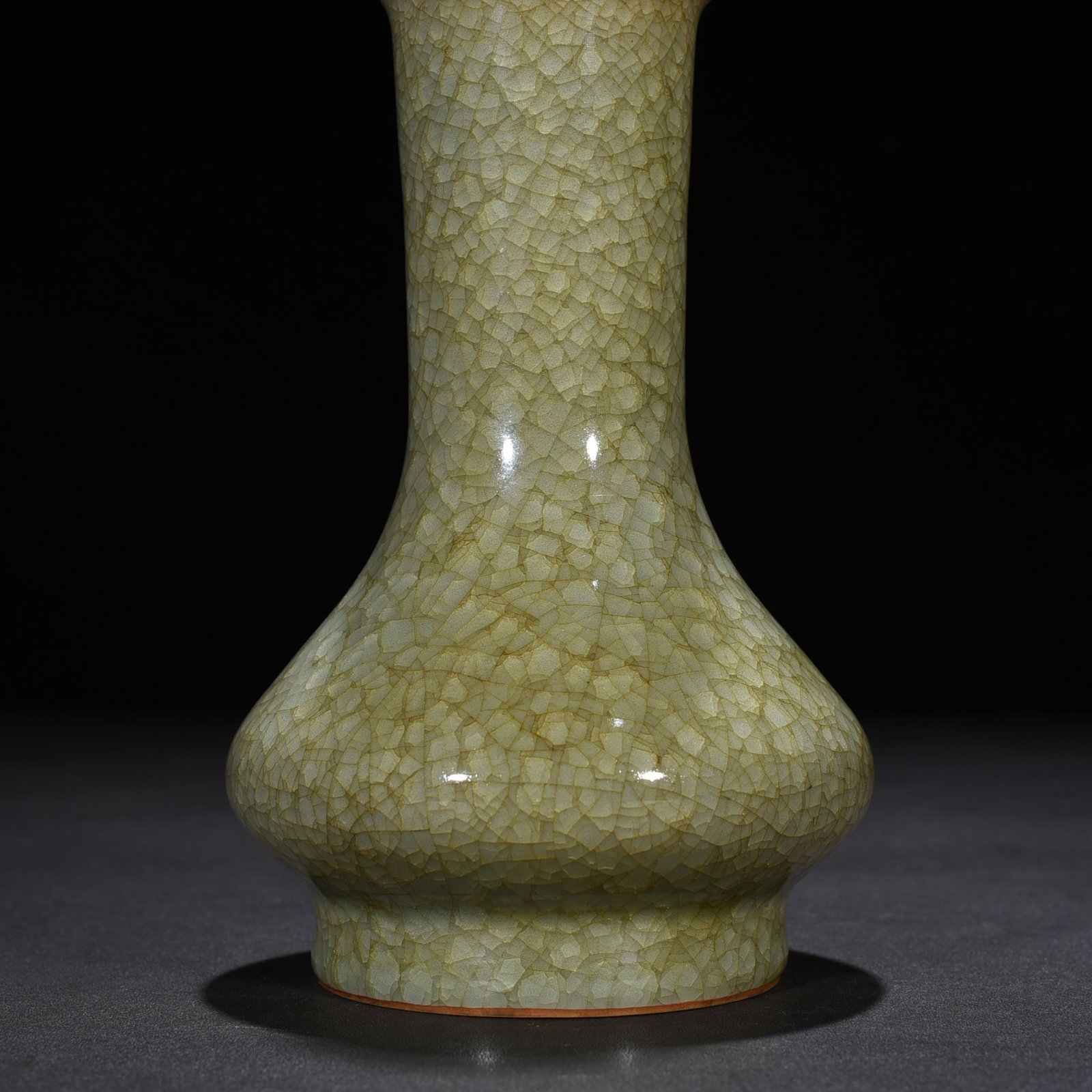 Song Dynasty Longquan official kiln ice cracked straight neck bottle of