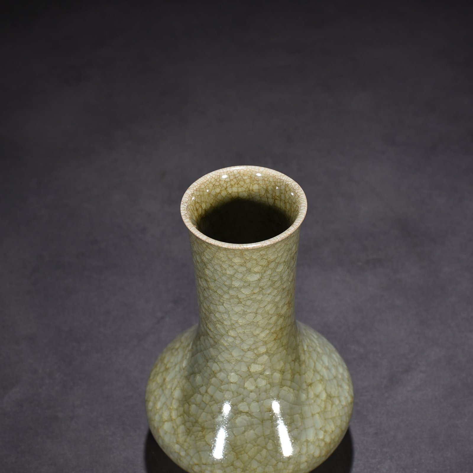 Song Dynasty Longquan official kiln ice cracked straight neck bottle of