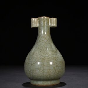 Song Dynasty Longquan official kiln ice cracked through-ear vase