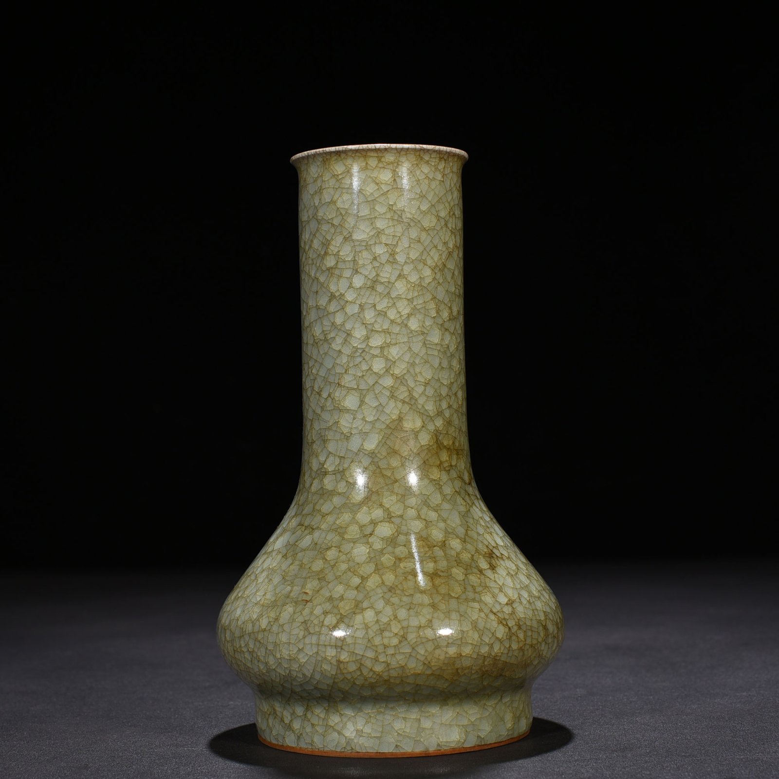 Song Dynasty Longquan official kiln ice cracked flask