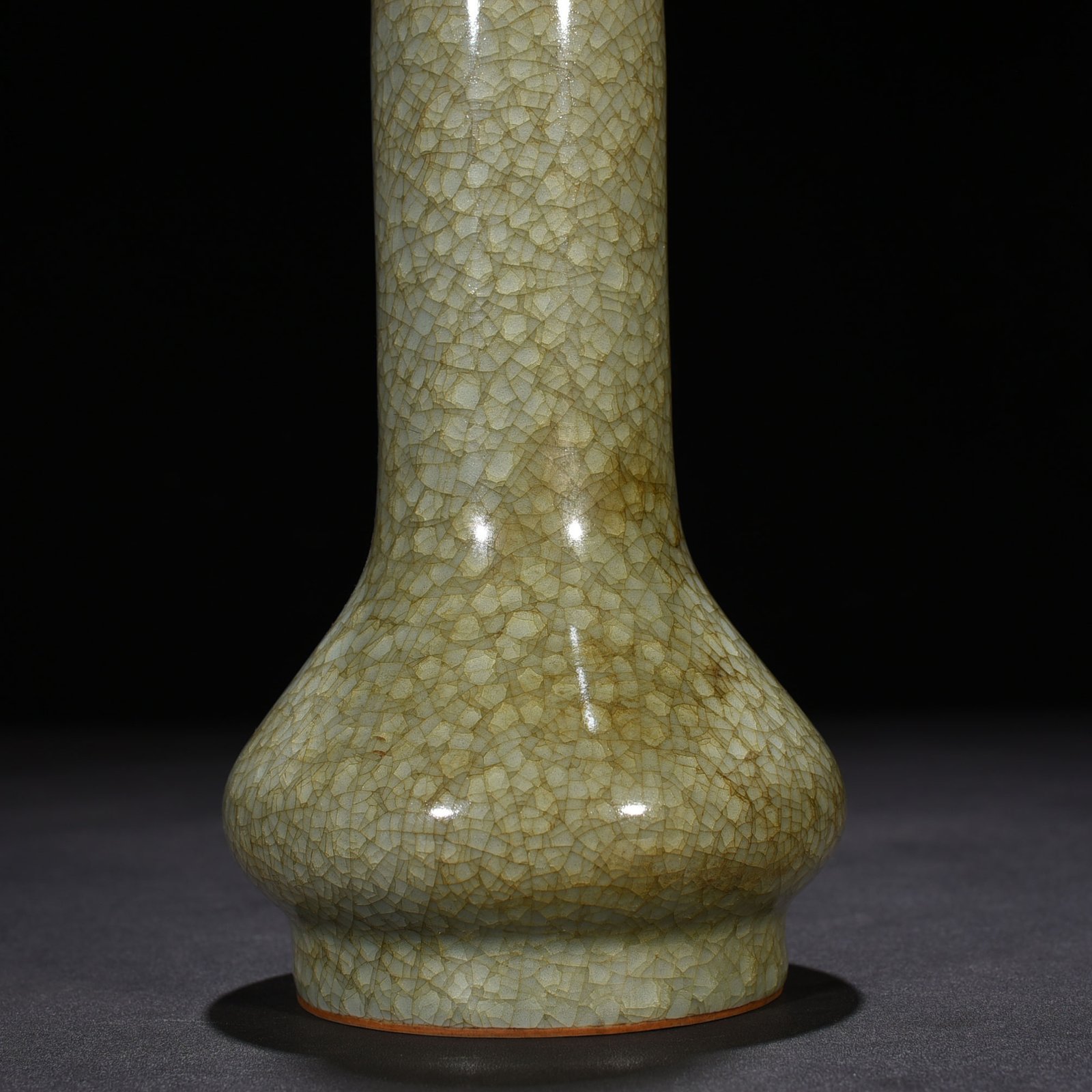 Song Dynasty Longquan official kiln ice cracked flask