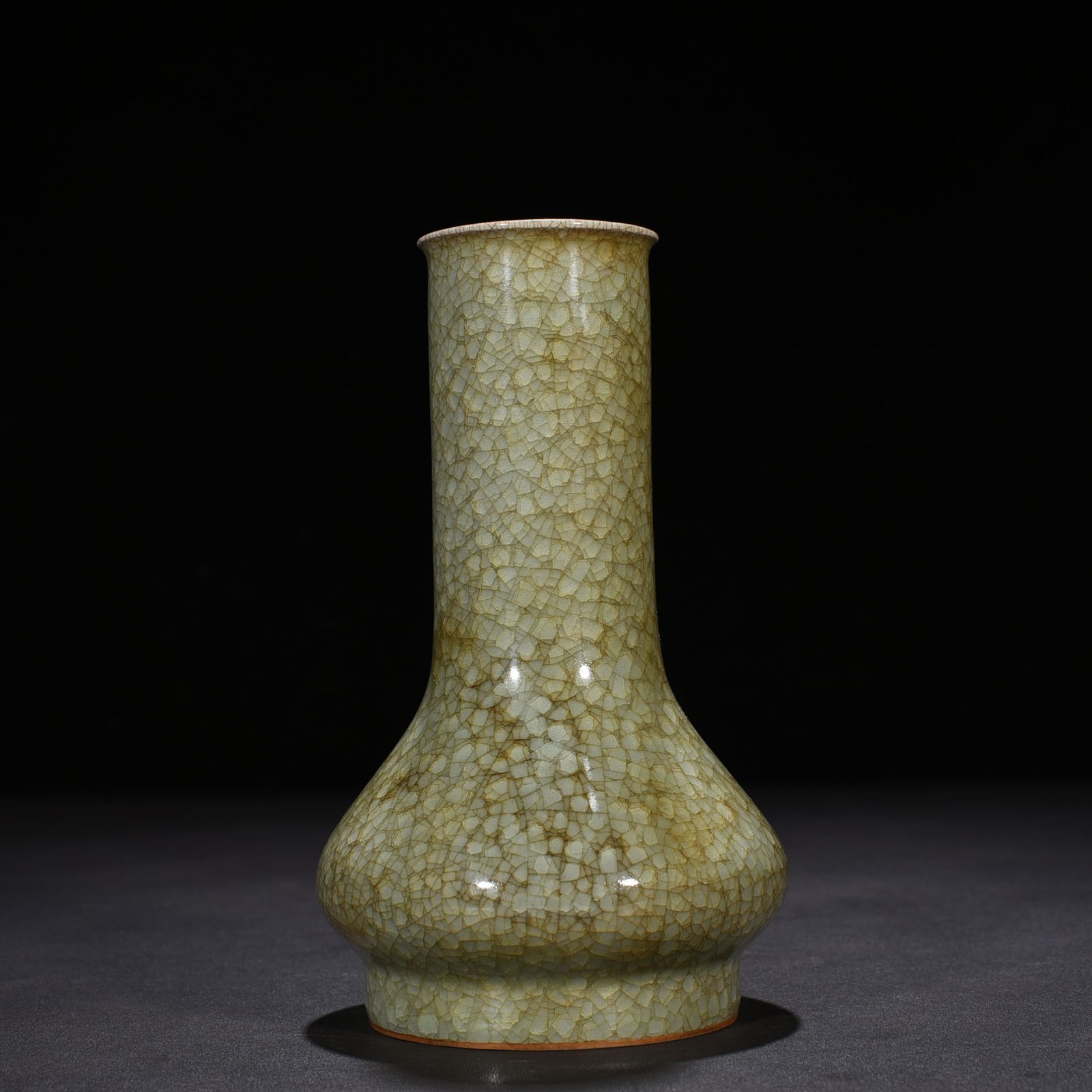 Song Dynasty Longquan official kiln ice cracked flask