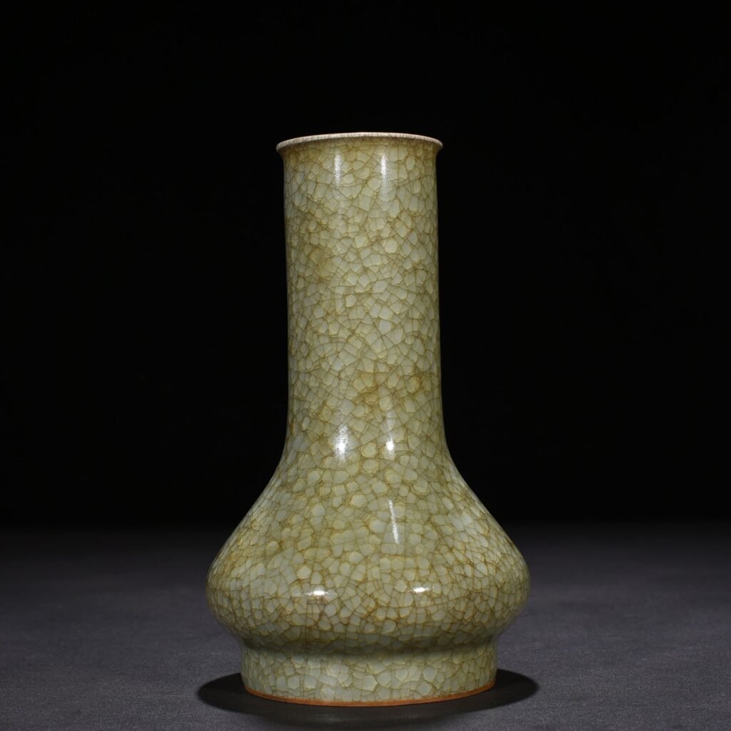 Song Dynasty Longquan official kiln ice cracked flask