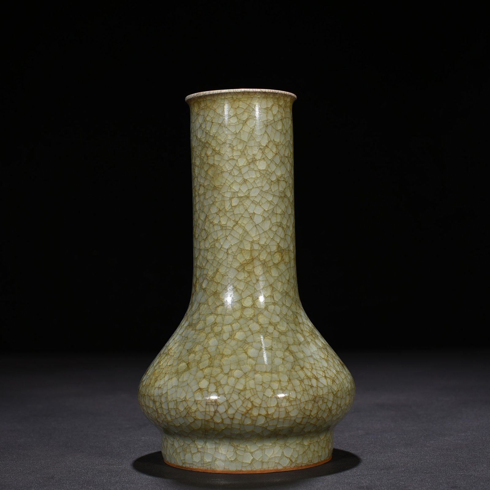 Song Dynasty Longquan official kiln ice cracked flask