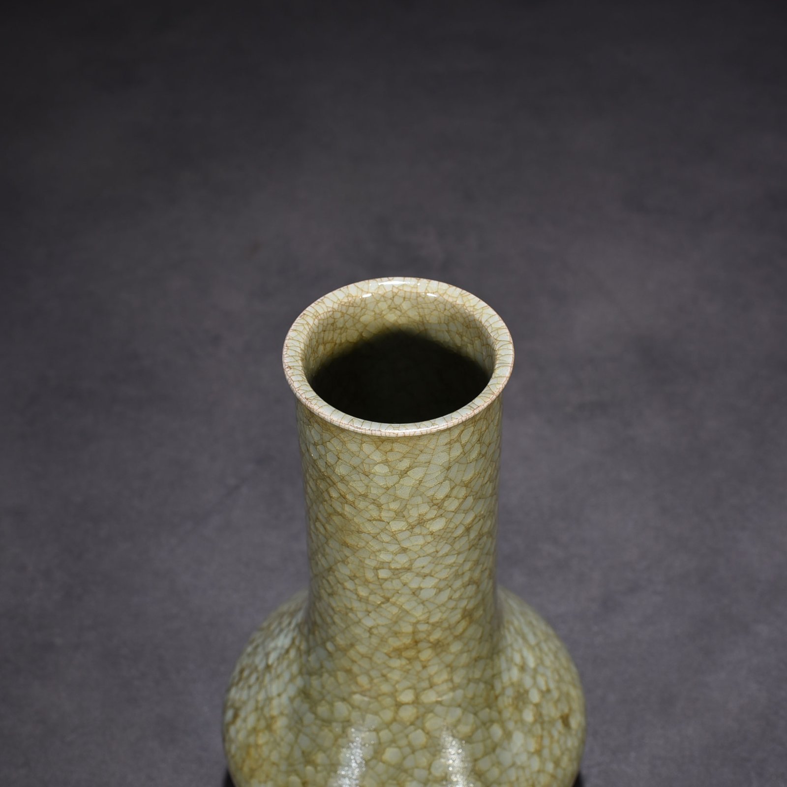 Song Dynasty Longquan official kiln ice cracked flask