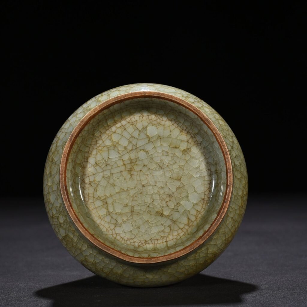 Song Dynasty Longquan official kiln ice cracked flask