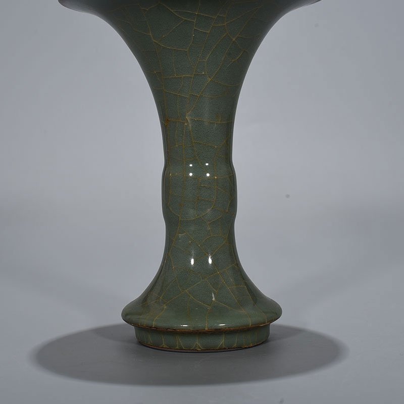 Song Dynasty Longquan official kiln flower vase