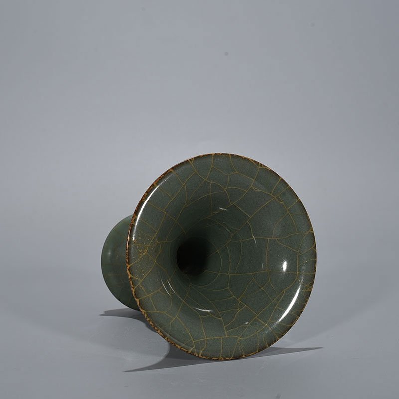 Song Dynasty Longquan official kiln flower vase