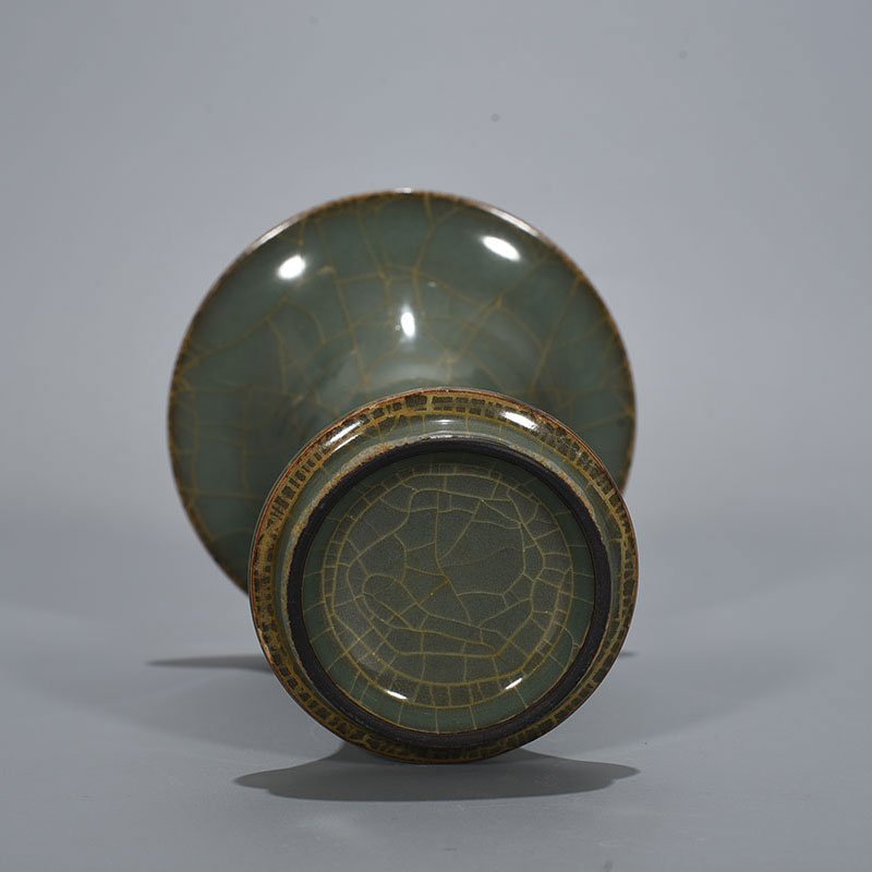 Song Dynasty Longquan official kiln flower vase