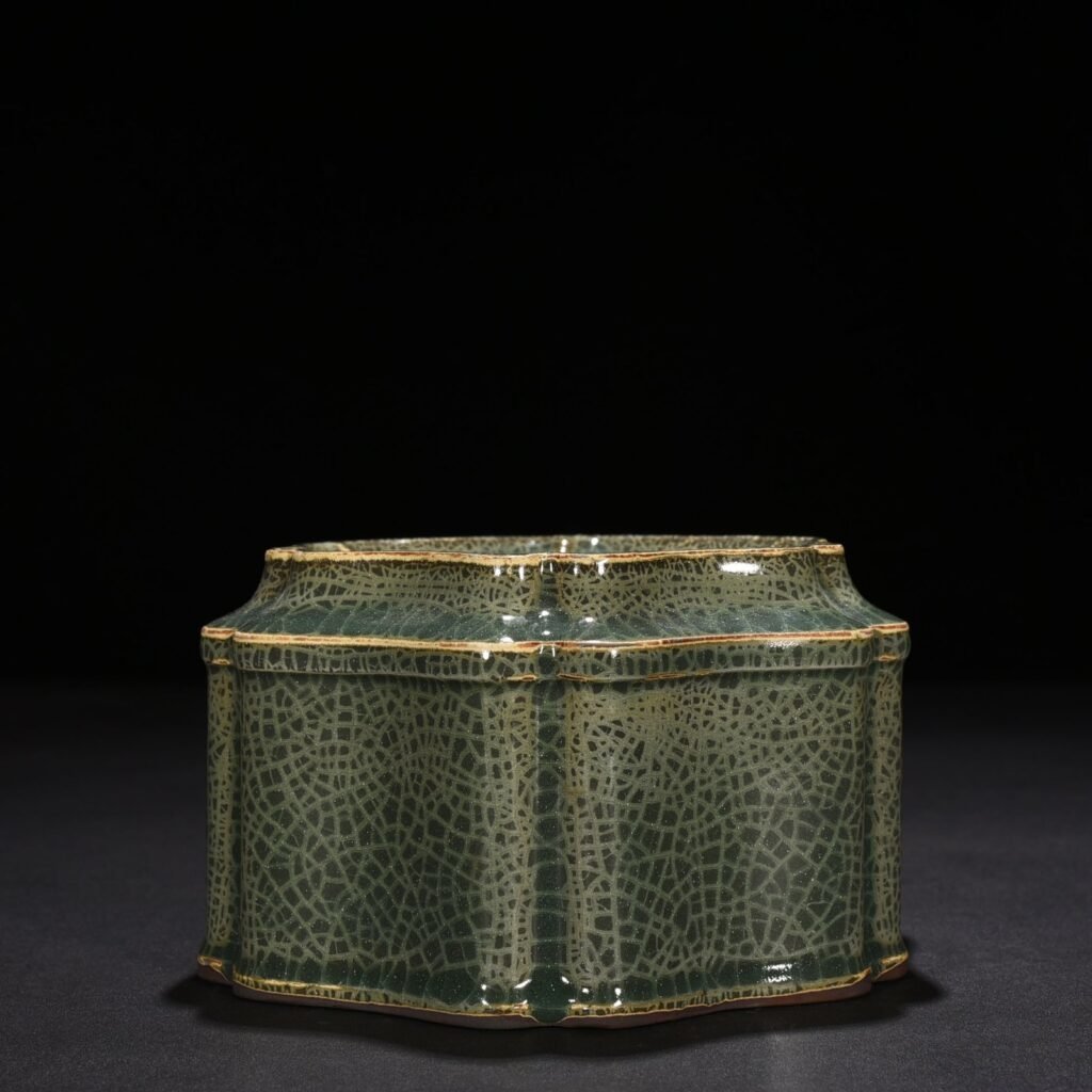 Song Dynasty Longquan Xikou kiln box set with six directions