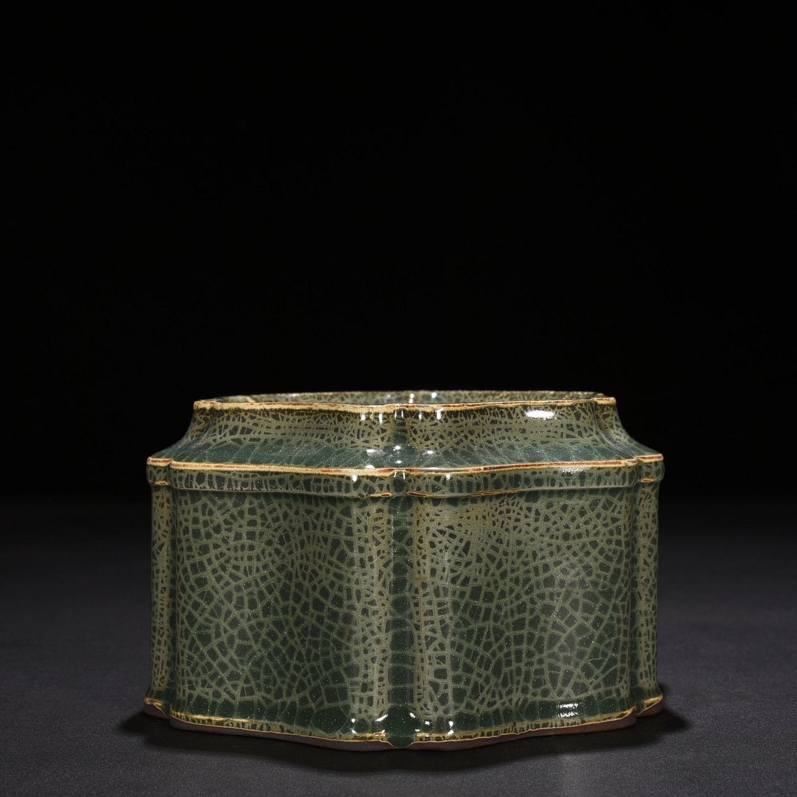 Song Dynasty Longquan Xikou kiln box set with six directions