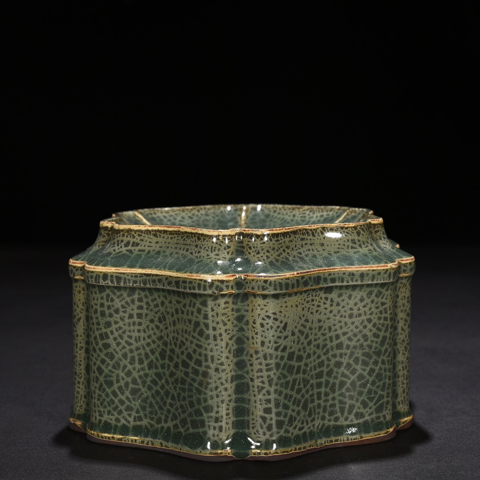 Song Dynasty Longquan Xikou kiln box set with six directions