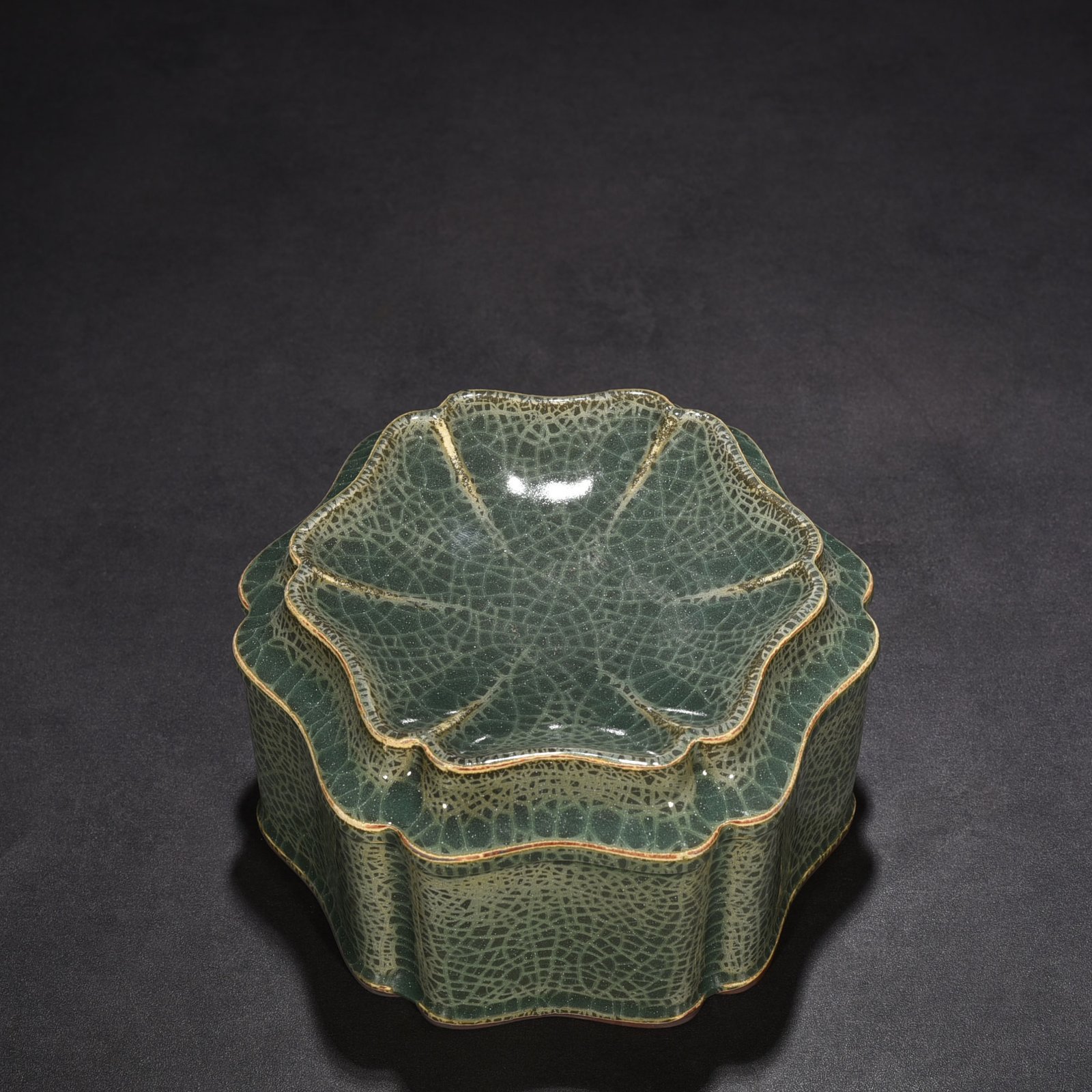 Song Dynasty Longquan Xikou kiln box set with six directions