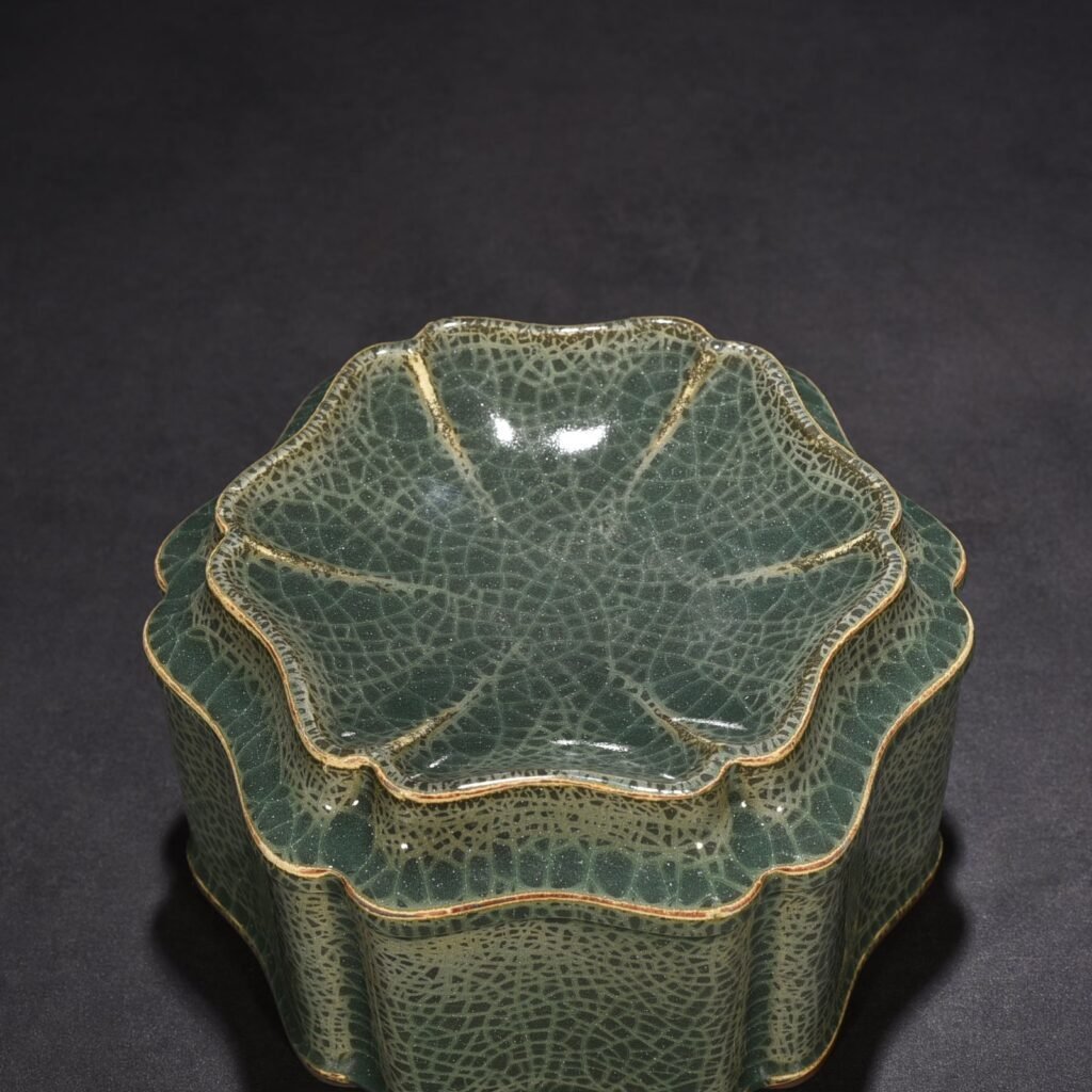 Song Dynasty Longquan Xikou kiln box set with six directions