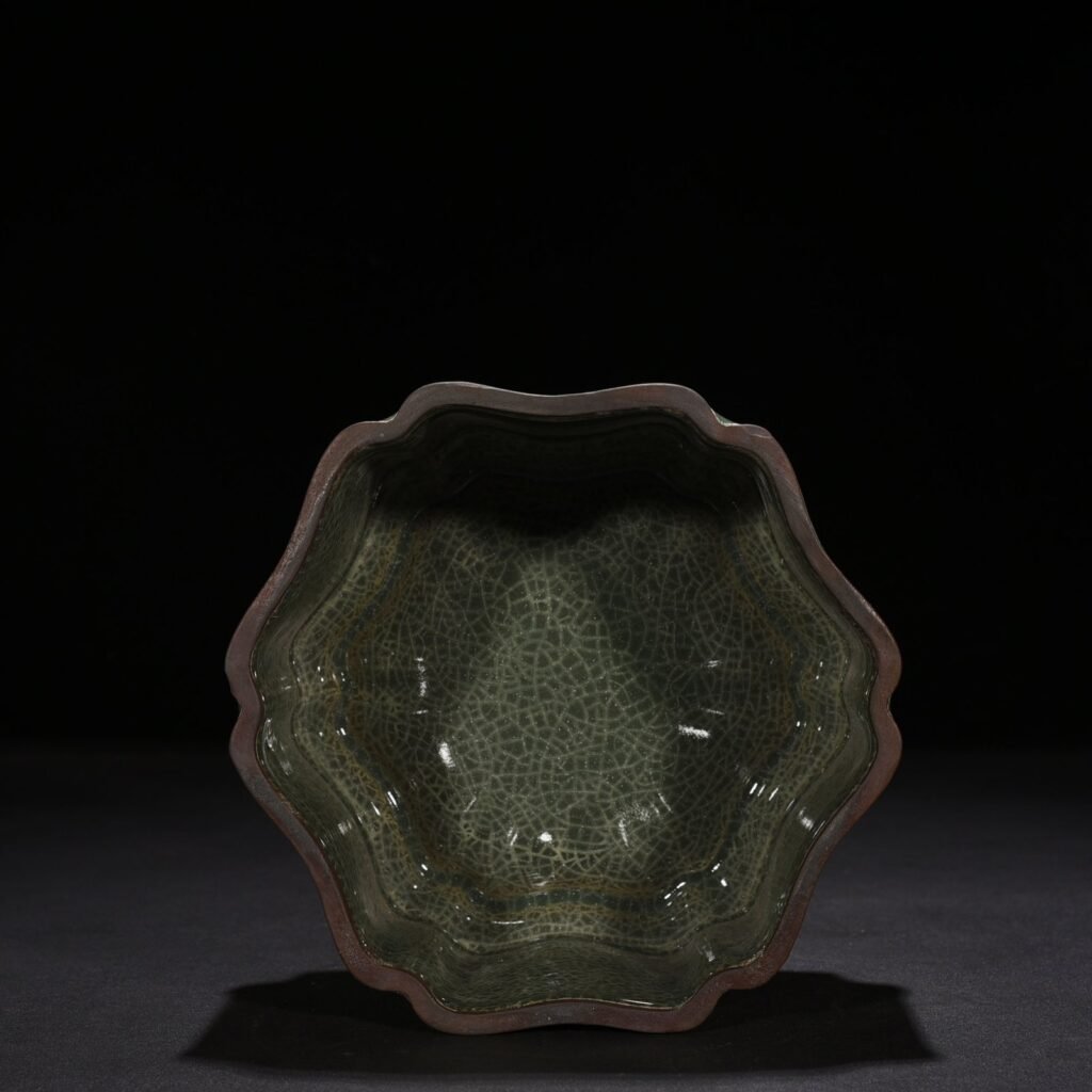 Song Dynasty Longquan Xikou kiln box set with six directions