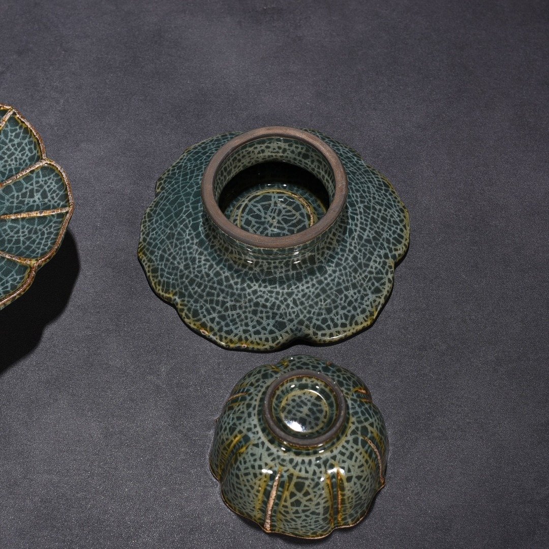 Song Dynasty Longquan Xikou kiln lotus lamp holder
