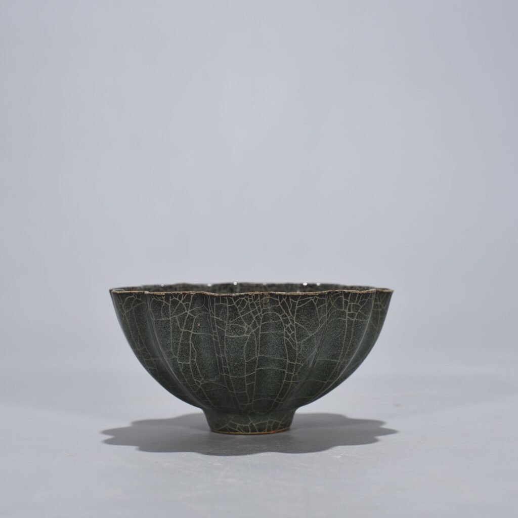 Song Dynasty Longquan Xikou kiln chrysanthemum petal bowl