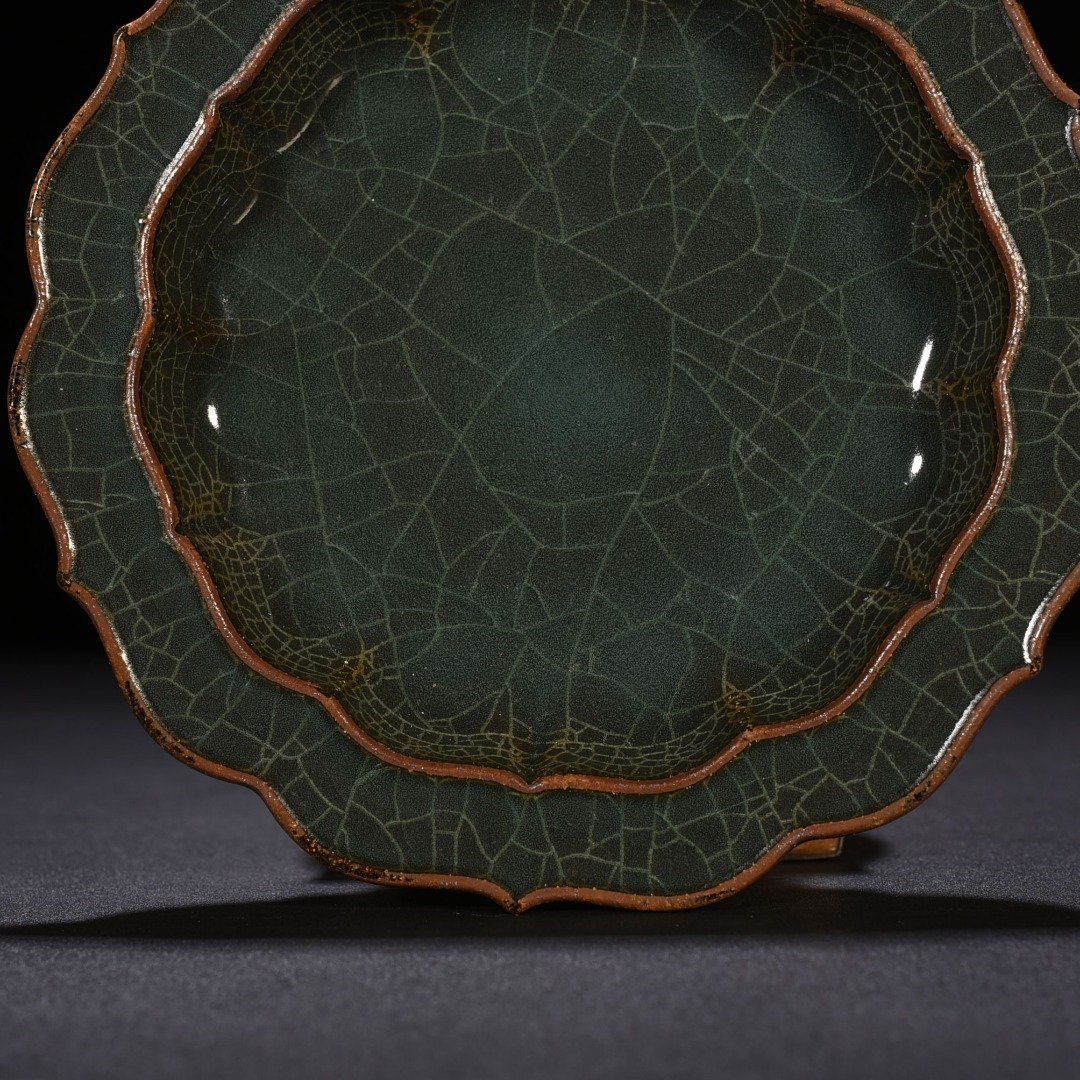 Song Dynasty Longquan Xikou kiln rhombus folding edge plate