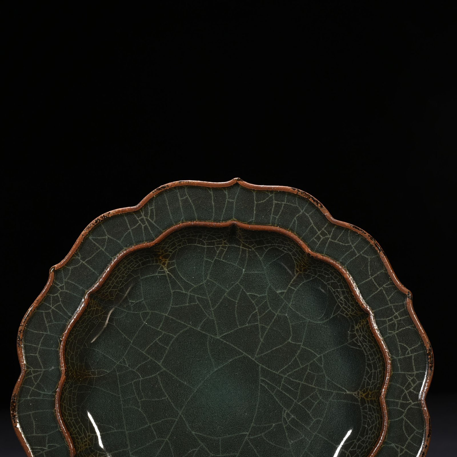 Song Dynasty Longquan Xikou kiln rhombus folding edge plate