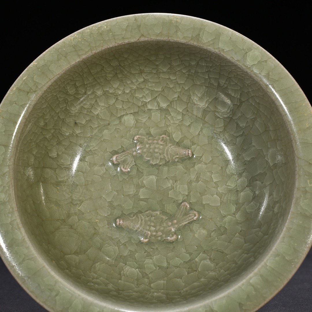 Song Dynasty Longquan kiln ice crack folded fish wash
