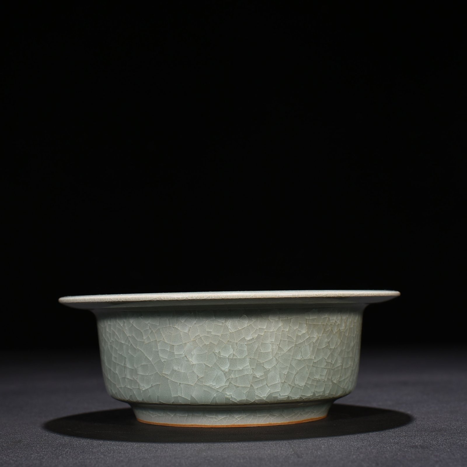 Song Dynasty Longquan kiln ice crack folded edge wash