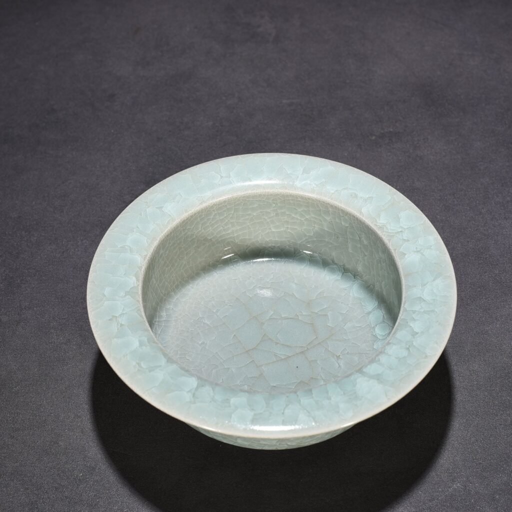 Song Dynasty Longquan kiln ice crack folded edge wash