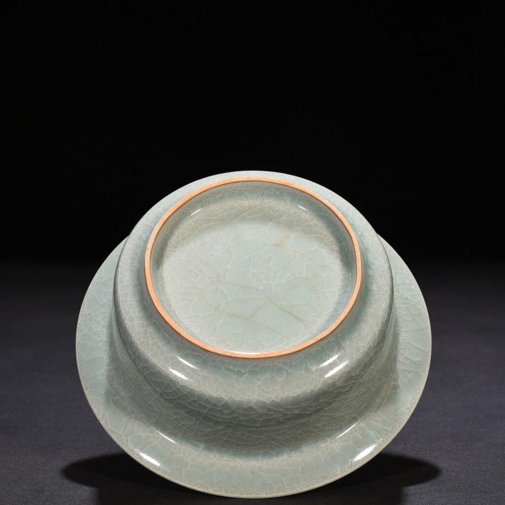 Song Dynasty Longquan kiln ice crack folded edge wash