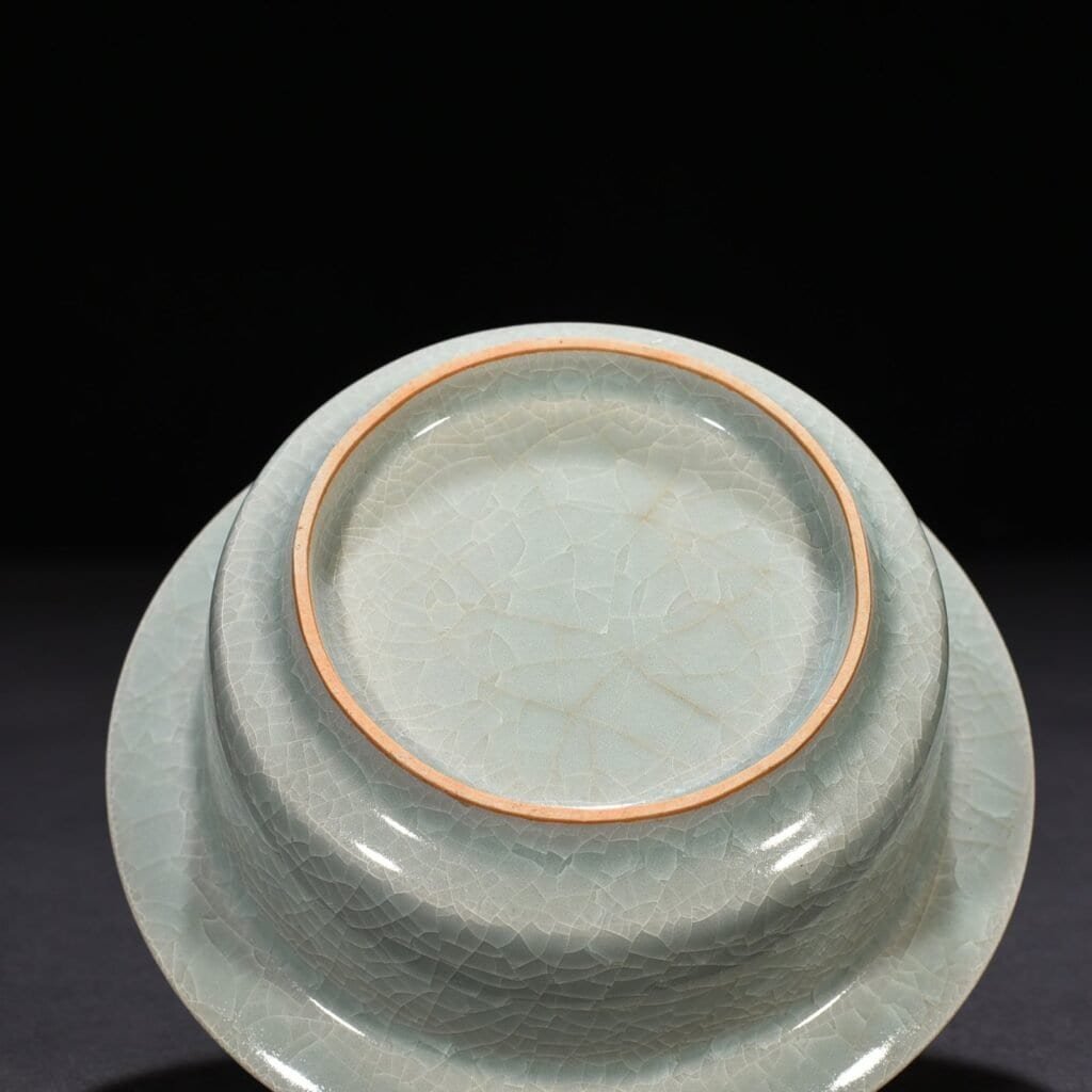 Song Dynasty Longquan kiln ice crack folded edge wash