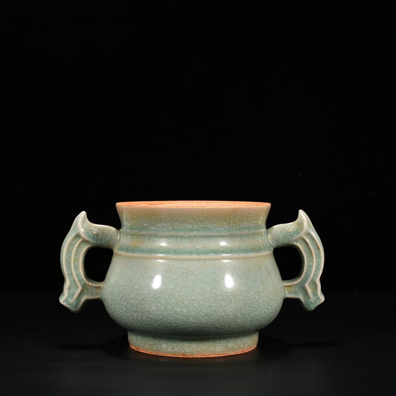 Song Dynasty Longquan kiln ice cracked Gui furnace