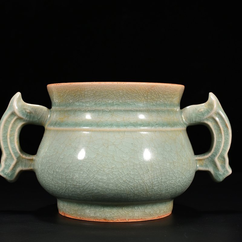 Song Dynasty Longquan kiln ice cracked Gui furnace