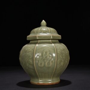 Song Dynasty Longquan kiln engraved fragrant wine flower pattern octagonal lid jar
