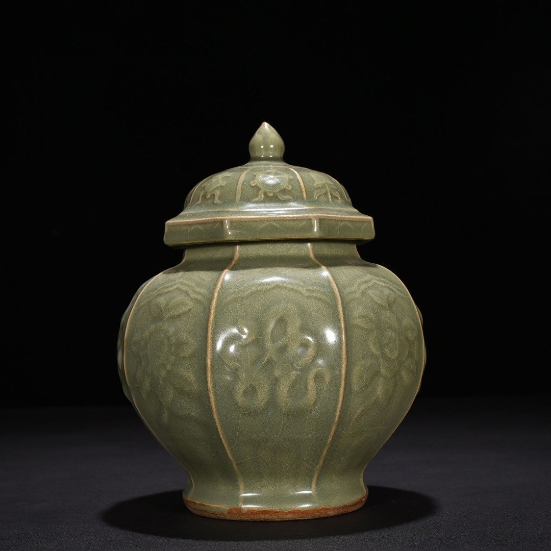 Song Dynasty Longquan kiln engraved fragrant wine flower pattern octagonal lid jar