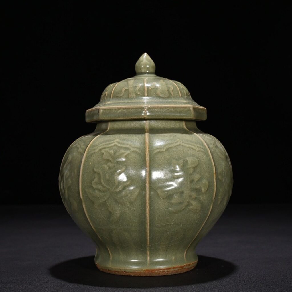 Song Dynasty Longquan kiln engraved fragrant wine flower pattern octagonal lid jar
