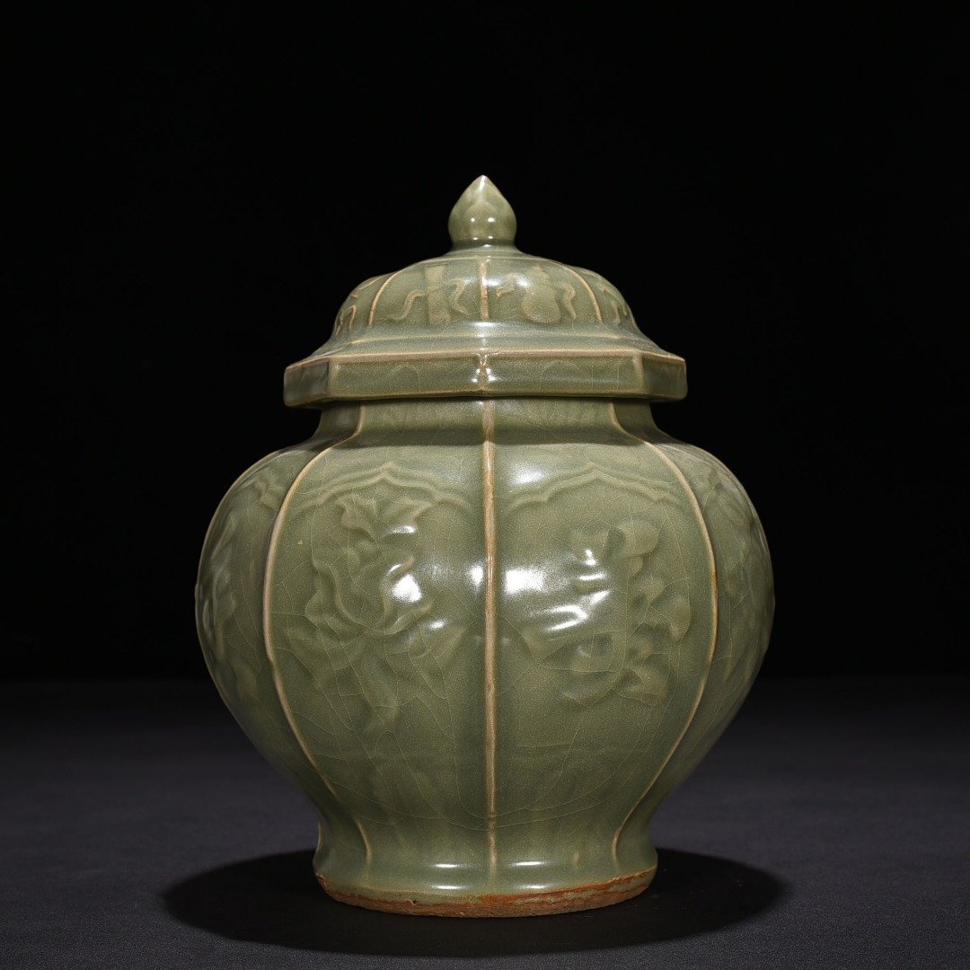 Song Dynasty Longquan kiln engraved fragrant wine flower pattern octagonal lid jar