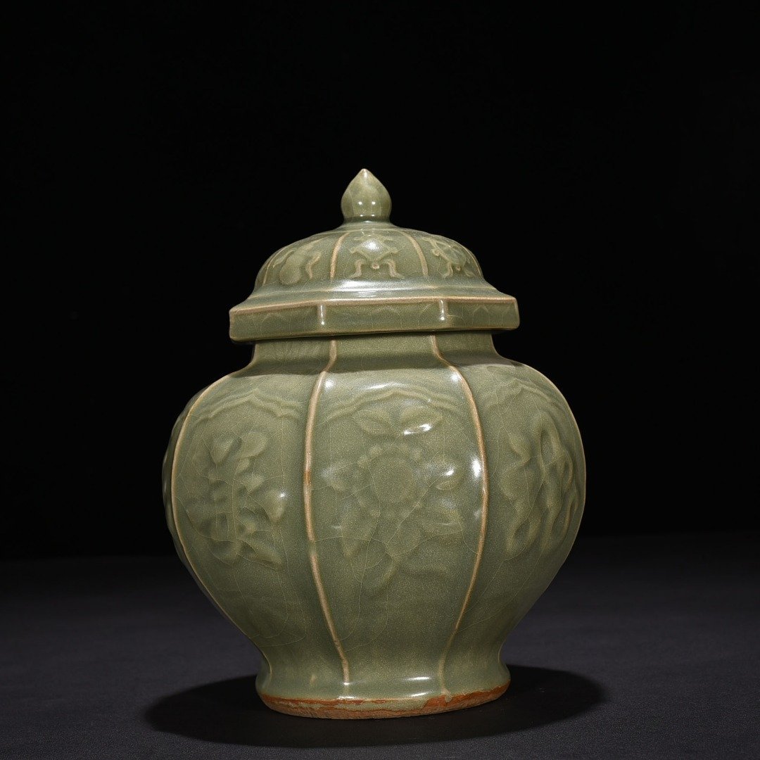 Song Dynasty Longquan kiln engraved fragrant wine flower pattern octagonal lid jar