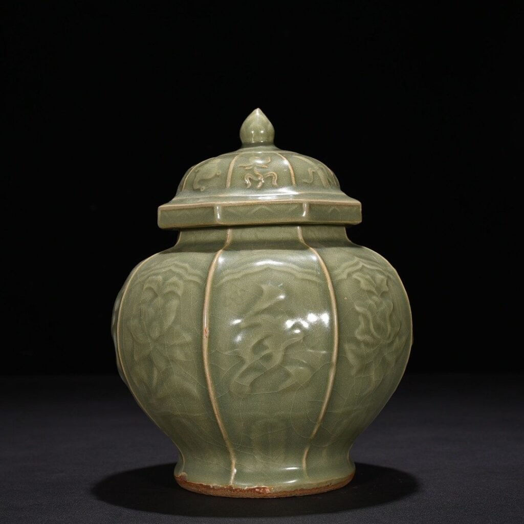 Song Dynasty Longquan kiln engraved fragrant wine flower pattern octagonal lid jar