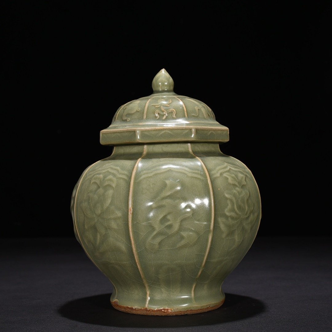 Song Dynasty Longquan kiln engraved fragrant wine flower pattern octagonal lid jar