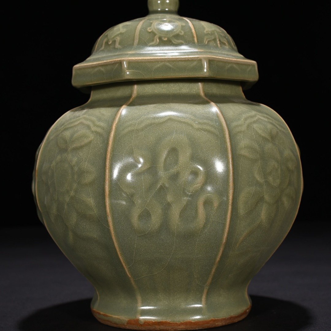 Song Dynasty Longquan kiln engraved fragrant wine flower pattern octagonal lid jar