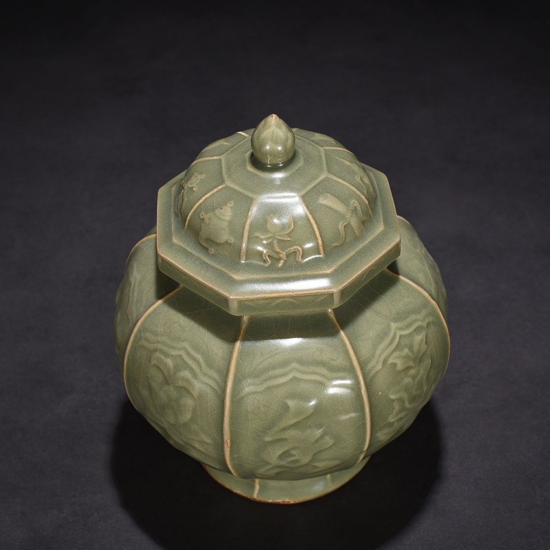 Song Dynasty Longquan kiln engraved fragrant wine flower pattern octagonal lid jar