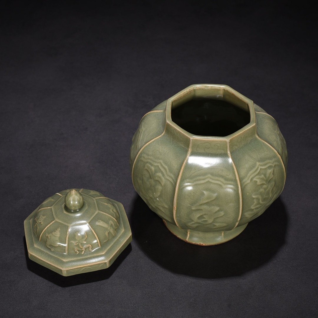 Song Dynasty Longquan kiln engraved fragrant wine flower pattern octagonal lid jar