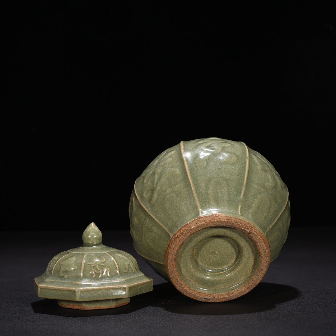 Song Dynasty Longquan kiln engraved fragrant wine flower pattern octagonal lid jar