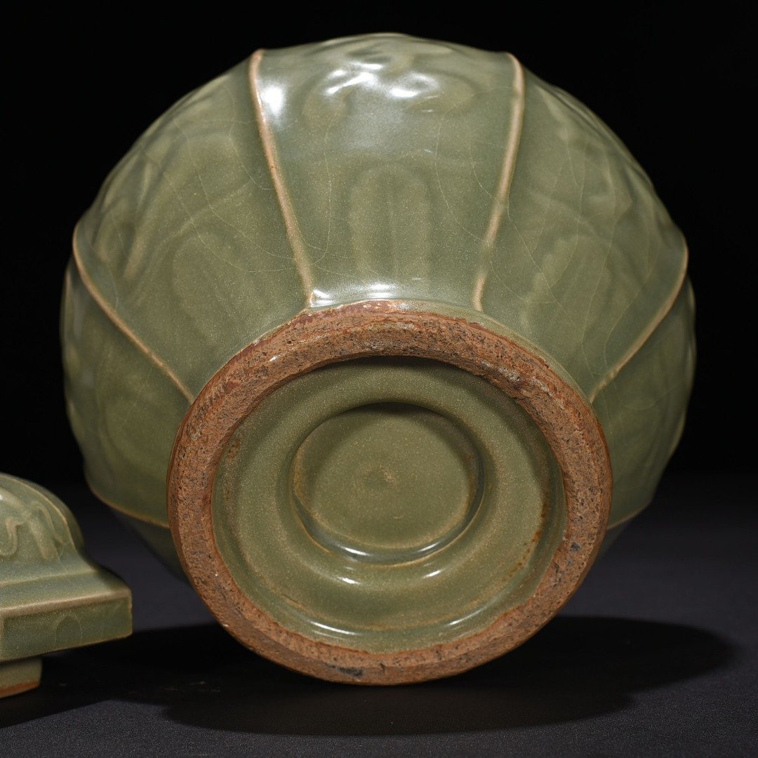 Song Dynasty Longquan kiln engraved fragrant wine flower pattern octagonal lid jar