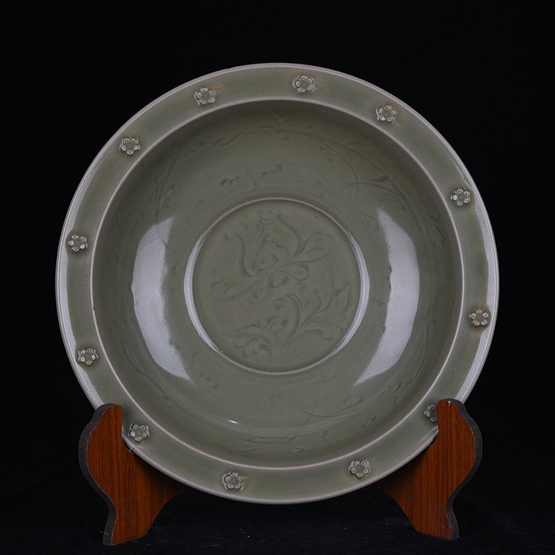 Song Dynasty Longquan kiln plum green glaze engraved peony pattern folded edge dish