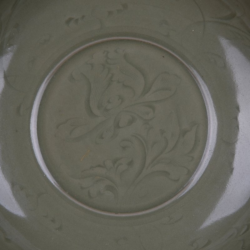 Song Dynasty Longquan kiln plum green glaze engraved peony pattern folded edge dish